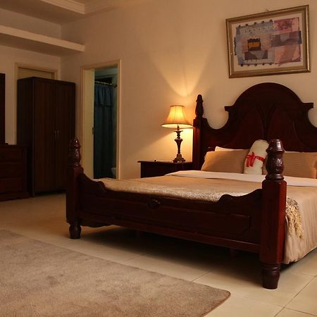 Embassy Suites Hotel Monrovia Bagian luar foto