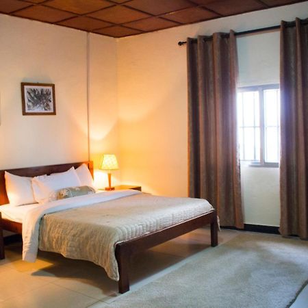 Embassy Suites Hotel Monrovia Bagian luar foto