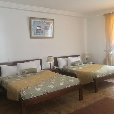Embassy Suites Hotel Monrovia Bagian luar foto