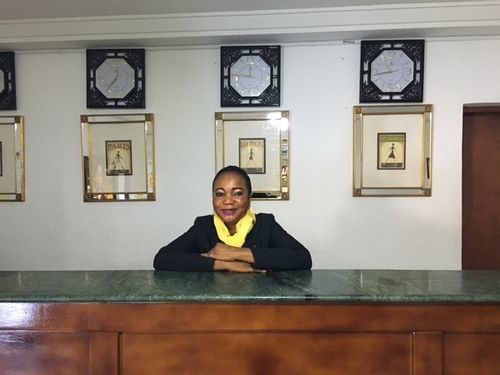 Embassy Suites Hotel Monrovia Bagian luar foto