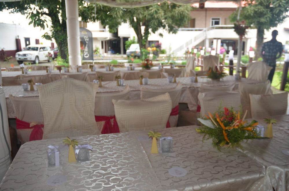 Embassy Suites Hotel Monrovia Bagian luar foto
