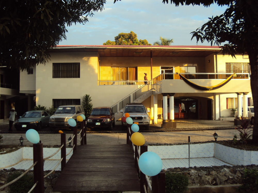 Embassy Suites Hotel Monrovia Bagian luar foto