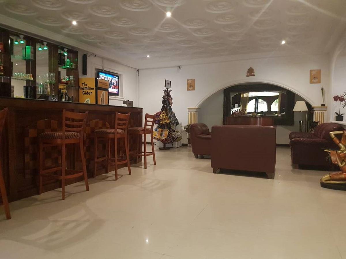 Embassy Suites Hotel Monrovia Bagian luar foto