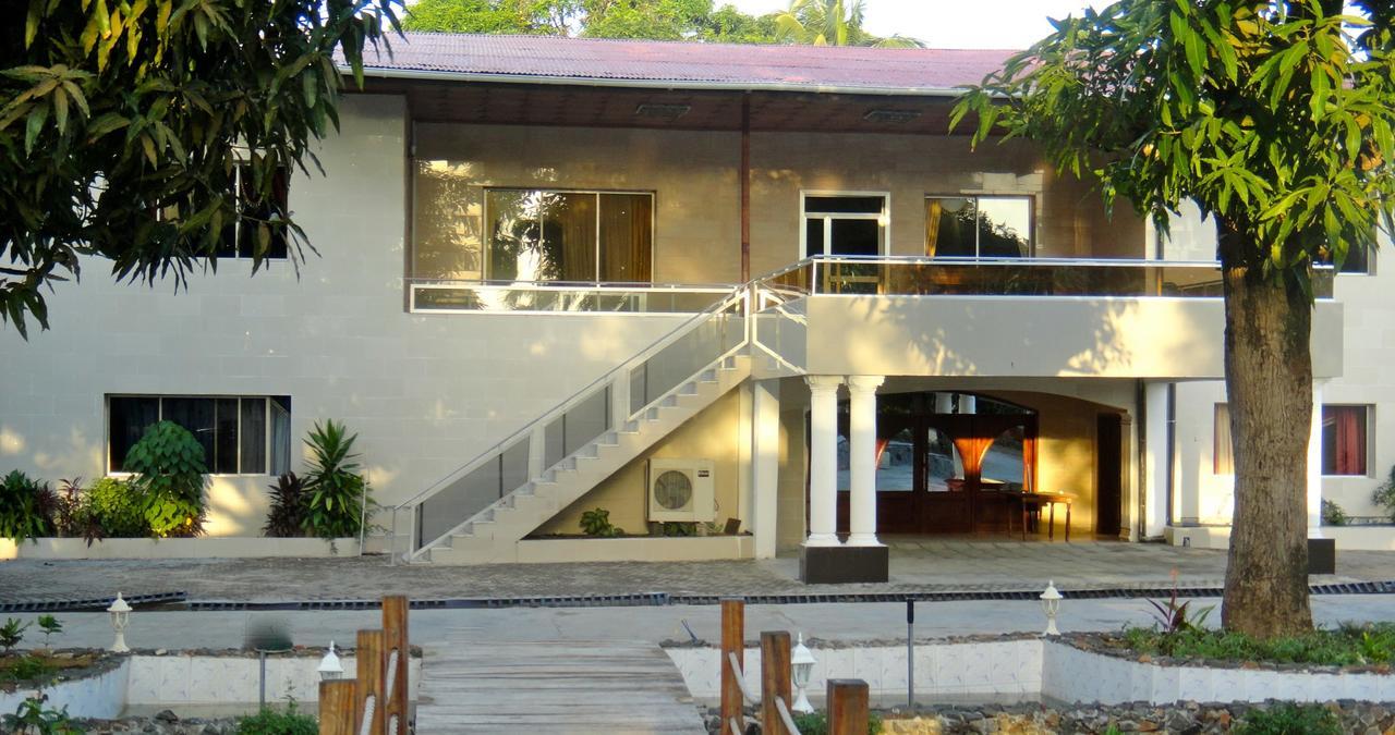Embassy Suites Hotel Monrovia Bagian luar foto