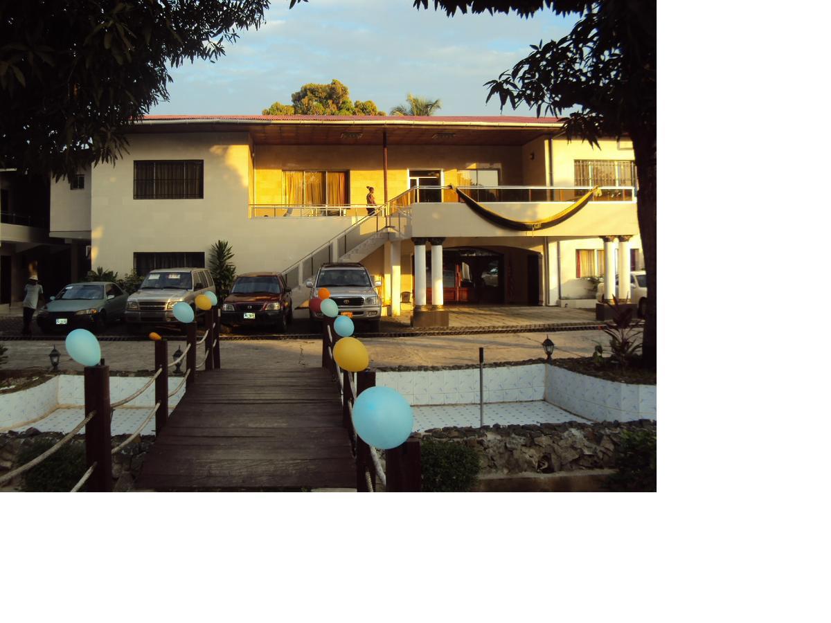 Embassy Suites Hotel Monrovia Bagian luar foto