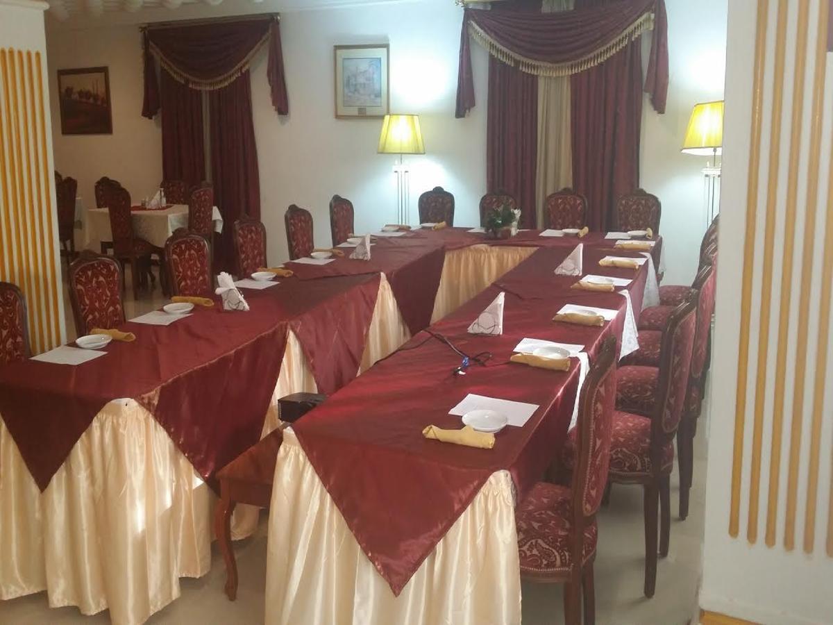 Embassy Suites Hotel Monrovia Bagian luar foto