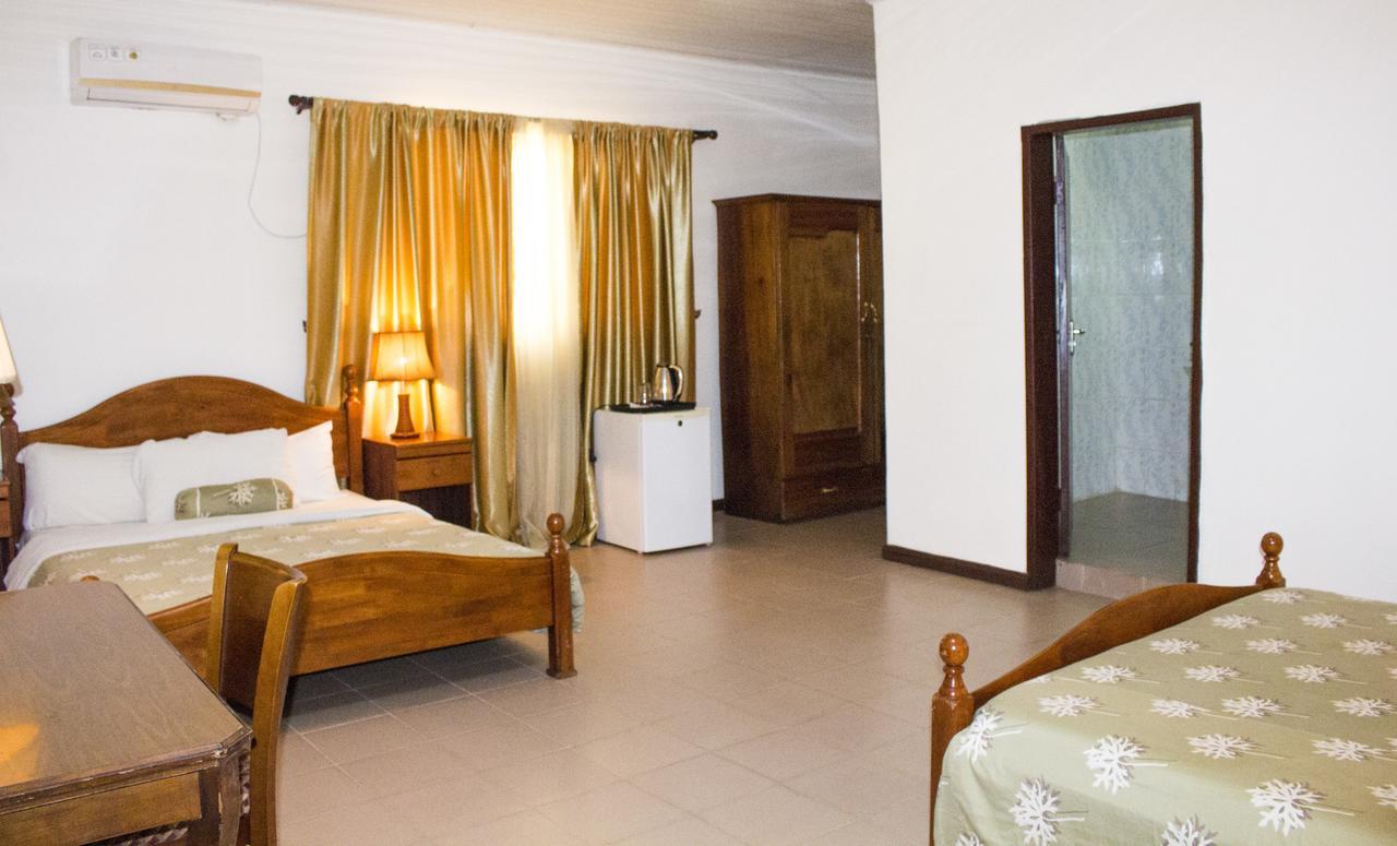 Embassy Suites Hotel Monrovia Bagian luar foto