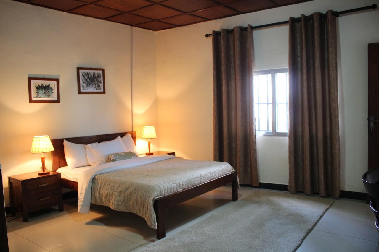 Embassy Suites Hotel Monrovia Bagian luar foto