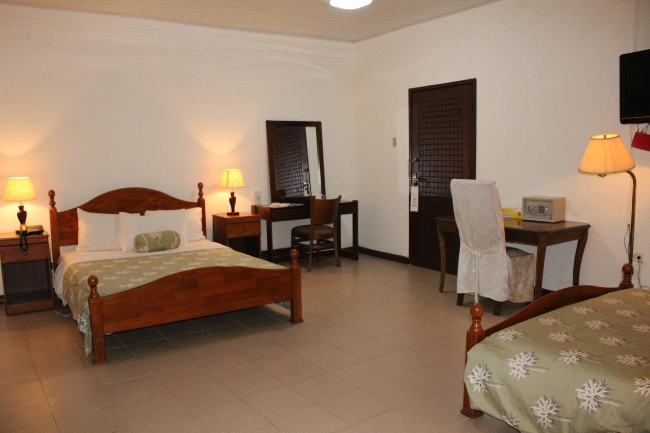 Embassy Suites Hotel Monrovia Bagian luar foto