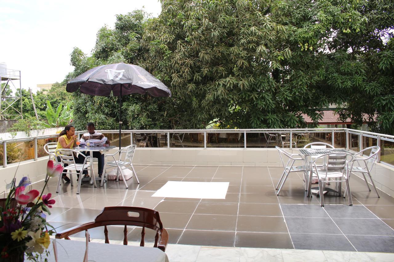 Embassy Suites Hotel Monrovia Bagian luar foto