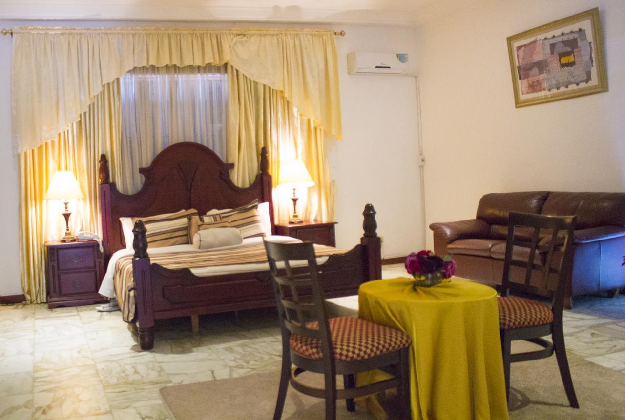 Embassy Suites Hotel Monrovia Bagian luar foto