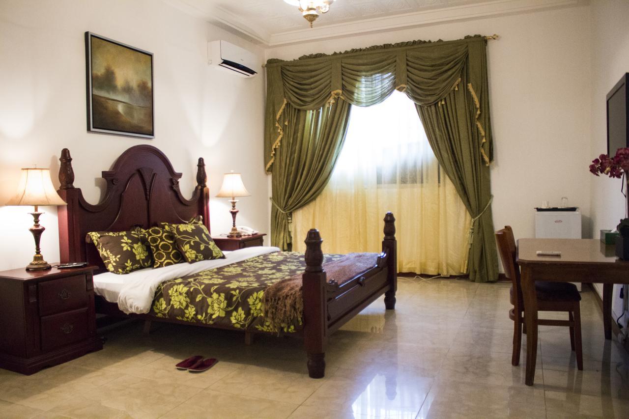 Embassy Suites Hotel Monrovia Bagian luar foto