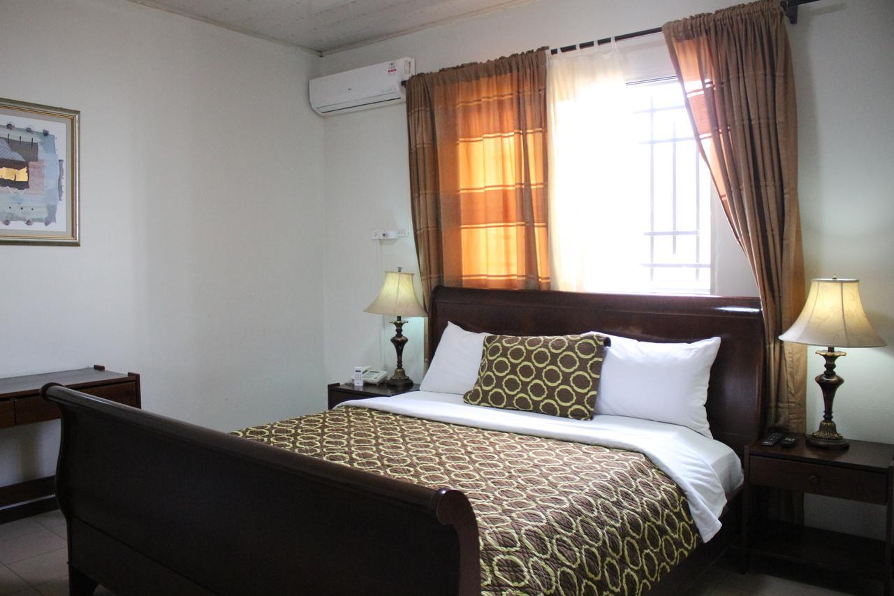 Embassy Suites Hotel Monrovia Bagian luar foto