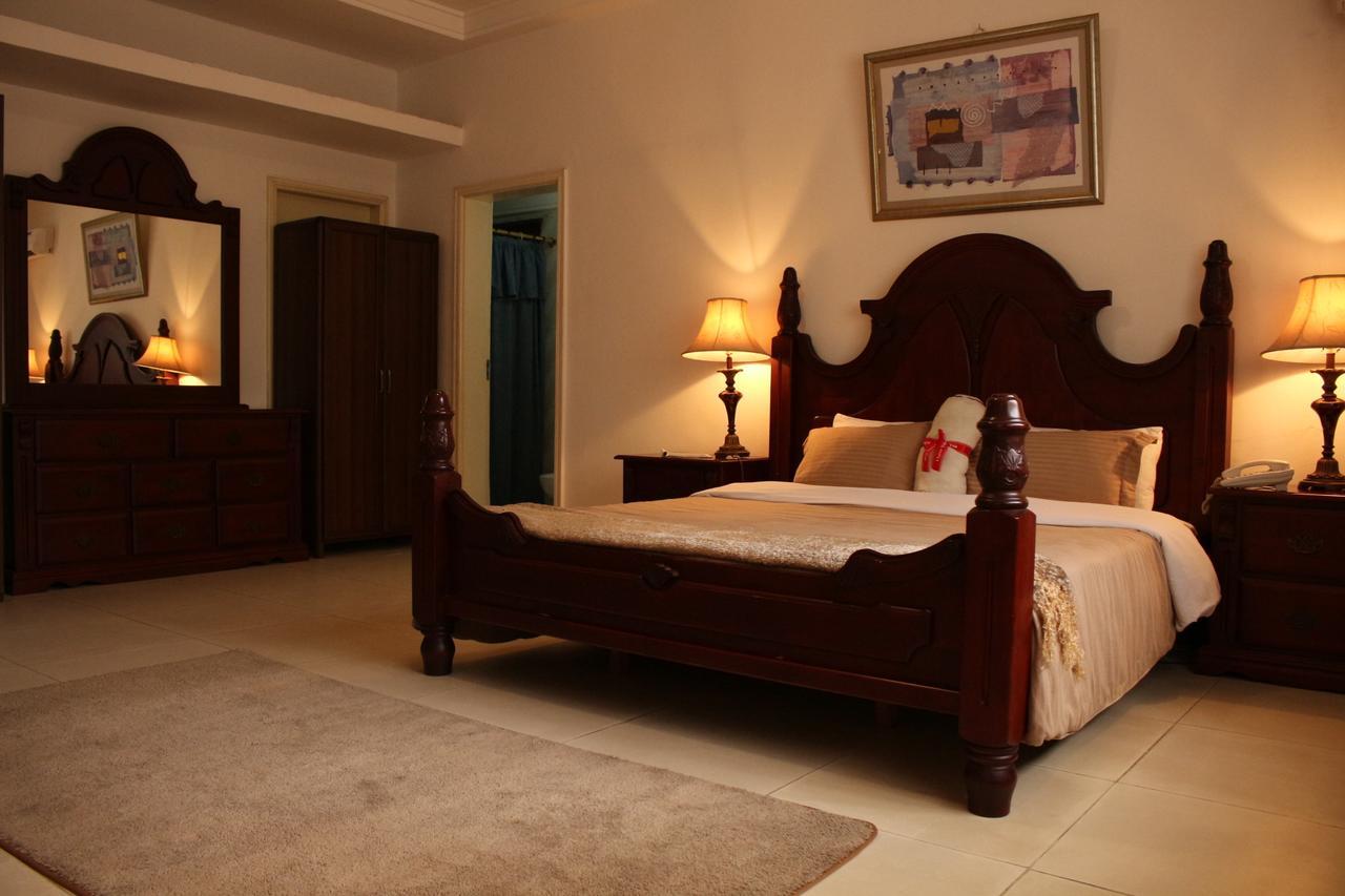 Embassy Suites Hotel Monrovia Bagian luar foto