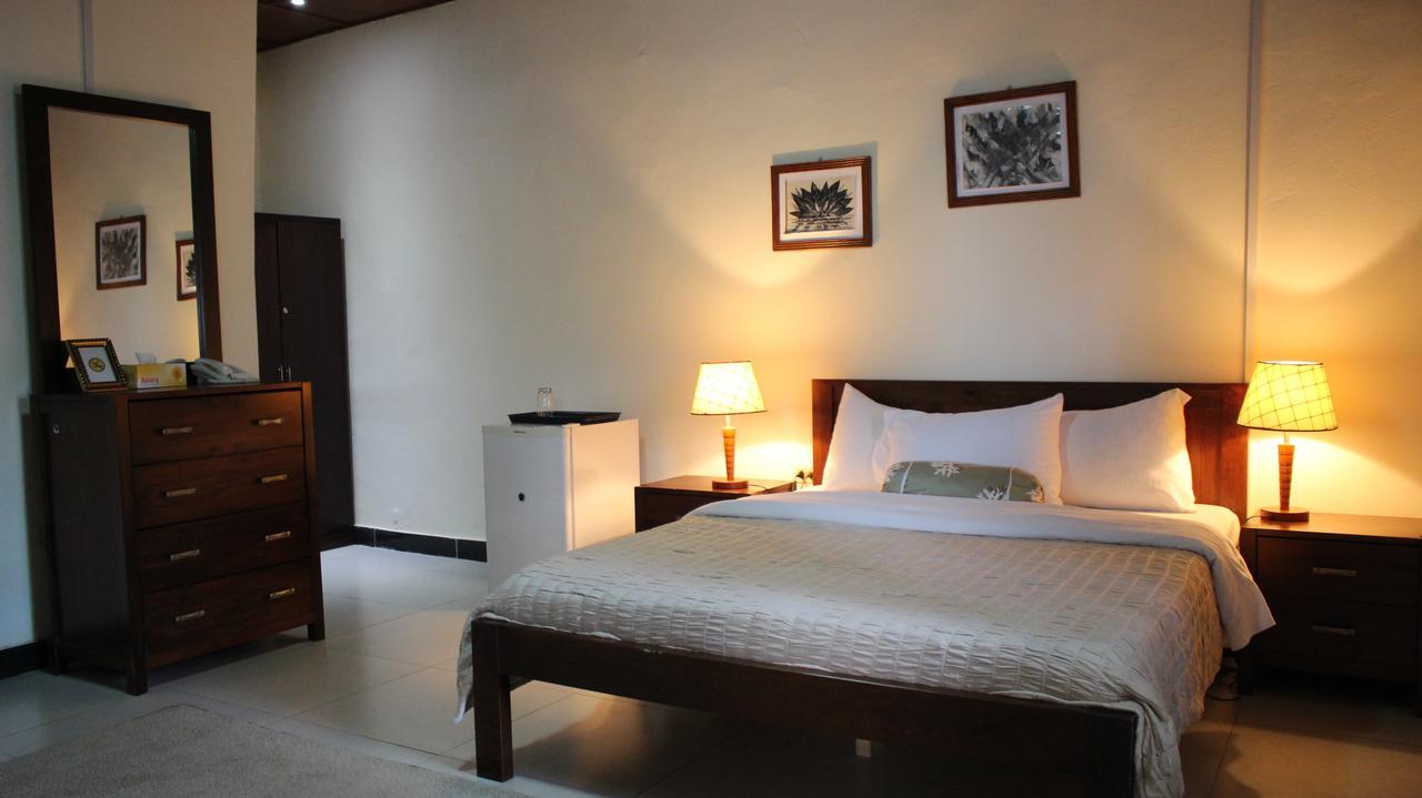 Embassy Suites Hotel Monrovia Bagian luar foto