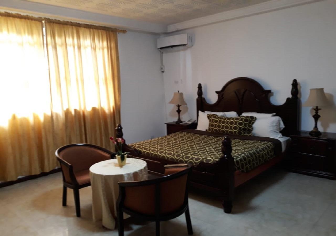 Embassy Suites Hotel Monrovia Bagian luar foto