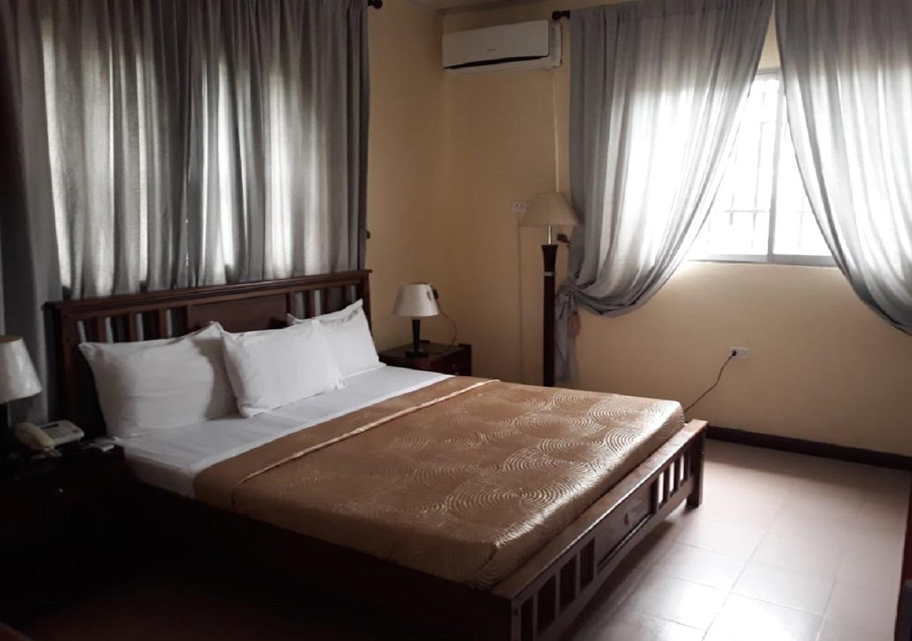 Embassy Suites Hotel Monrovia Bagian luar foto