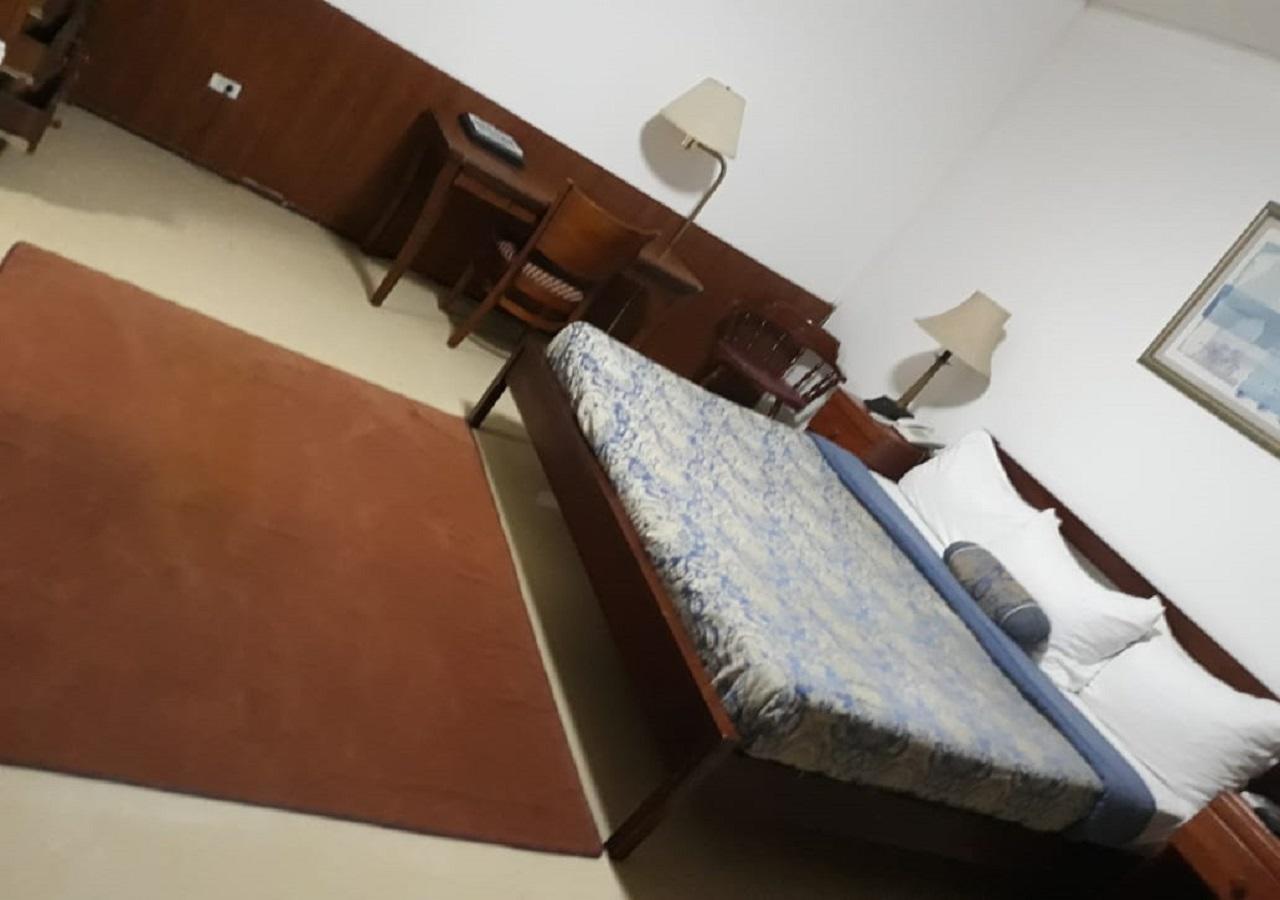 Embassy Suites Hotel Monrovia Bagian luar foto