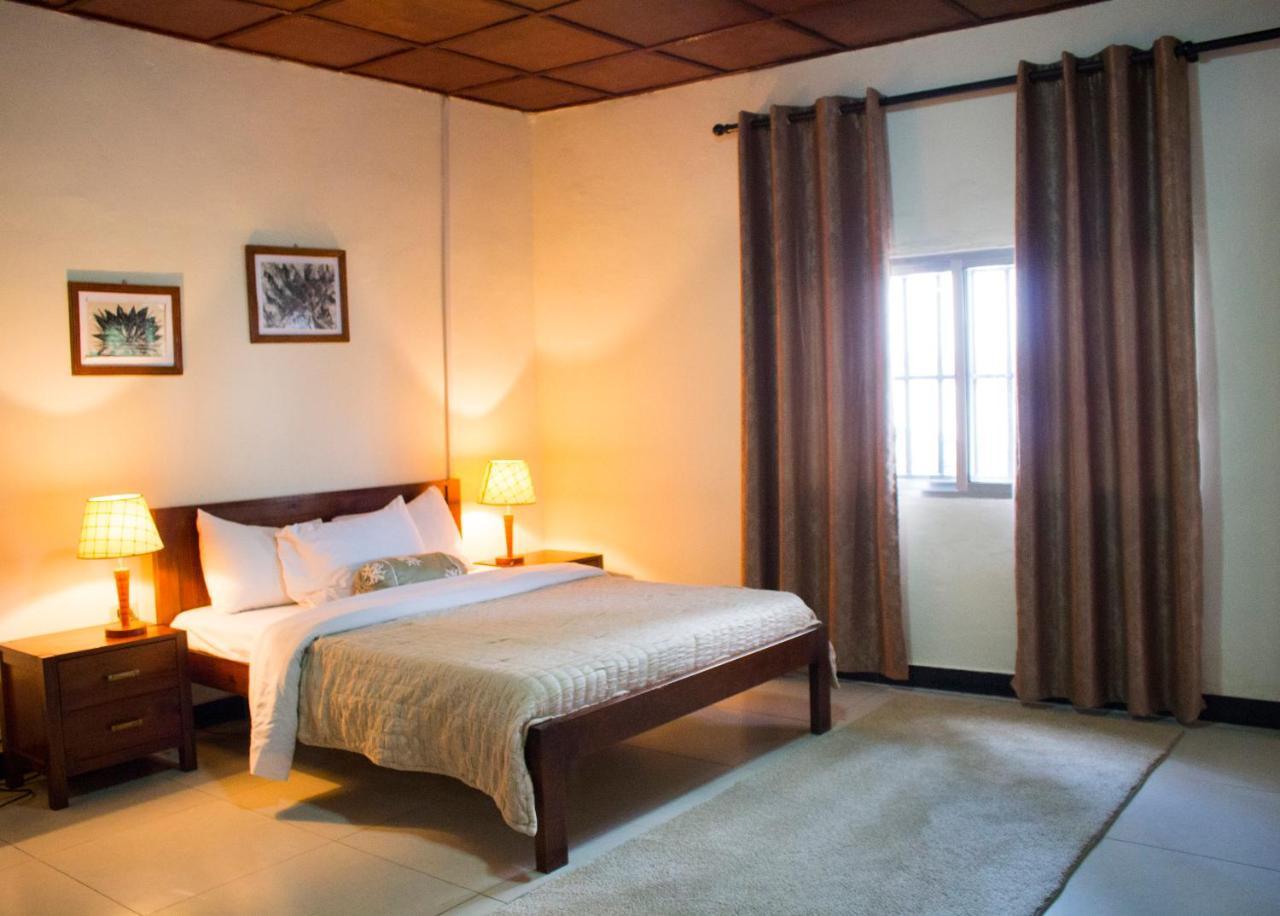 Embassy Suites Hotel Monrovia Bagian luar foto