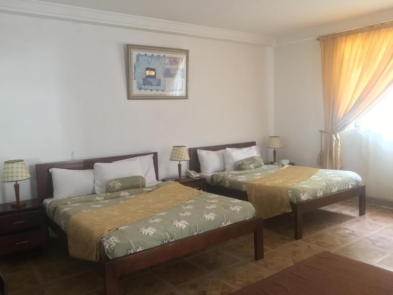 Embassy Suites Hotel Monrovia Bagian luar foto