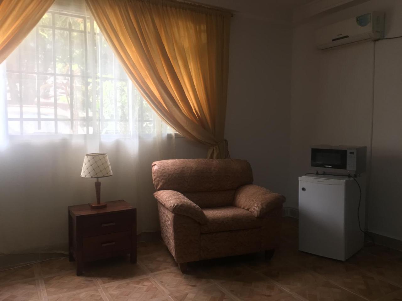 Embassy Suites Hotel Monrovia Bagian luar foto