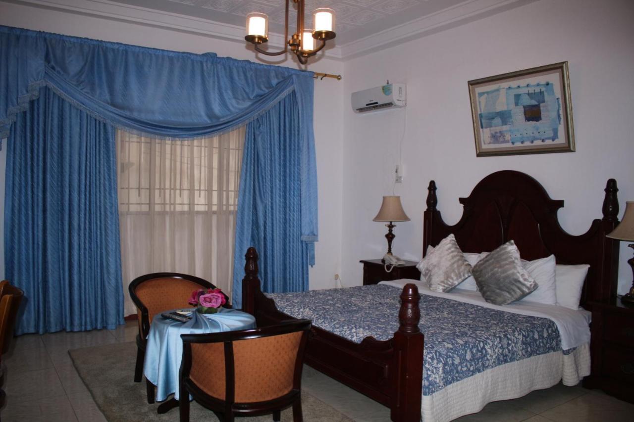 Embassy Suites Hotel Monrovia Bagian luar foto